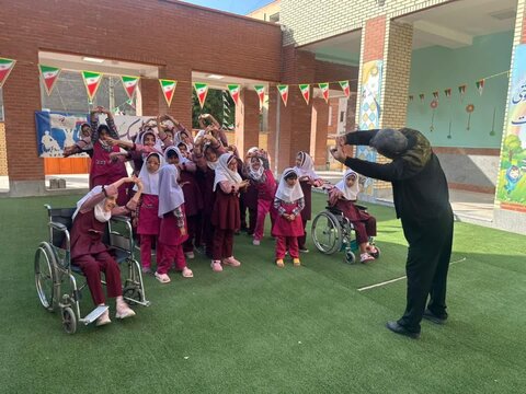 شهرستان بوشهر | اهداء  بسته های آموزشی و لوازم التحریر به دانش آموزان مدرسه استثنایی کوشا در شهرستان بوشهر
