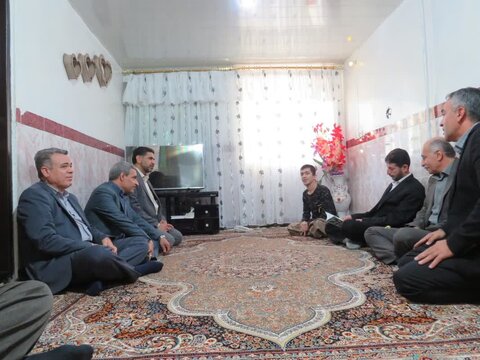 دیدار مدیرکل دیوان محاسبات کردستان و مدیر کل بهزیستی با معلول موفق بانه ای