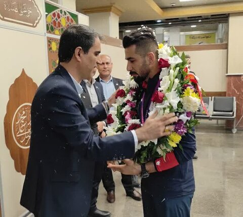 استقبال از ملی‌پوش بوشهری  بازی‌های پاراآسیایی هانگژو چین در فرودگاه بین المللی بوشهر