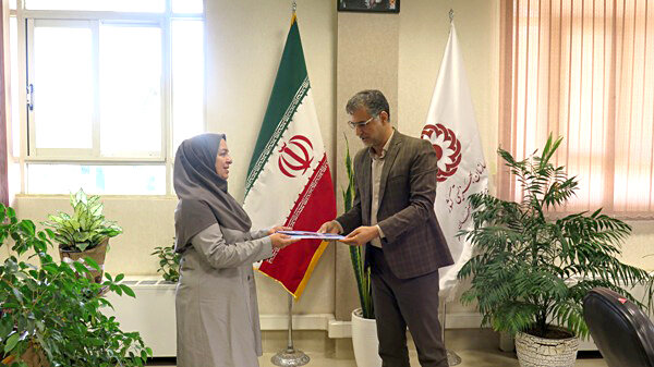 تجلیل از کارشناس حوزه آمار و برنامه ریزی اداره کل بهزیستی استان اصفهان