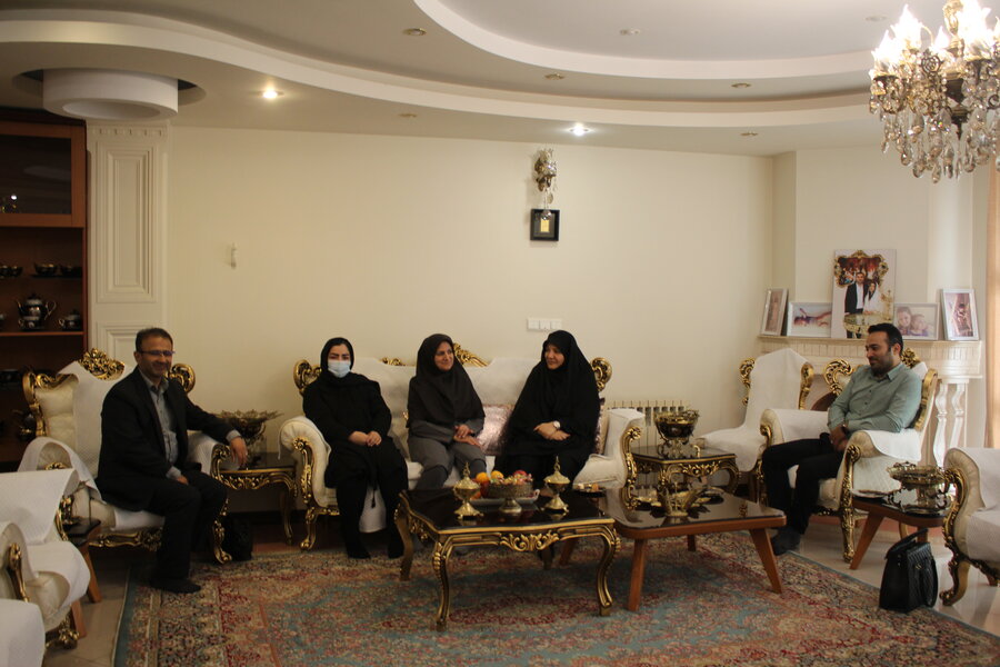 مدیرکل بهزیستی البرز به عیادت همکار فرزند شهید رفت