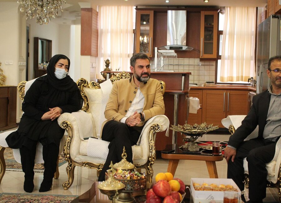 مدیرکل بهزیستی البرز به عیادت همکار فرزند شهید رفت