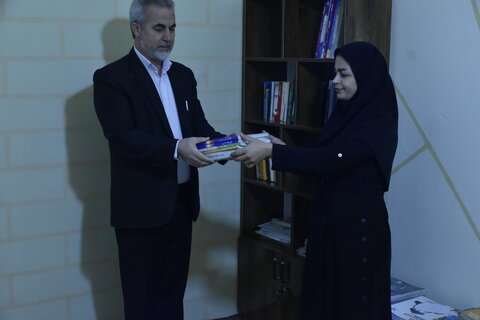 اهدا ۷۰ جلد کتاب از طرف مسئول پذیرش بهزیستی استان به طرح نورا