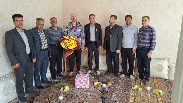 خمینیشهر| تجلیل از قهرمان مسابقات پارا آسیایی چین