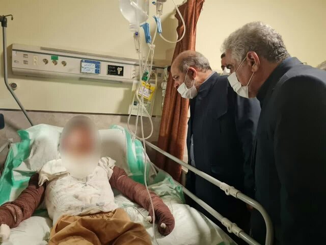 وزیر کشور از مصدومان بستری در بیمارستان ولایت رشت بازدید کرد وزیر کشور از مصدومان بستری در بیمارستان ولایت رشت بازدید کرد