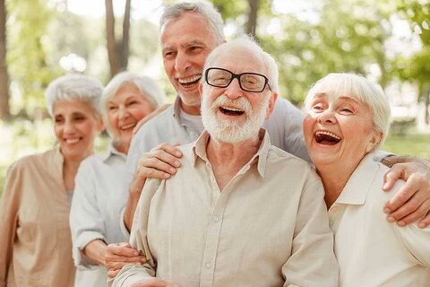 یکی از کارهای لازم برای سالمندان، خنده‌درمانی سالمندی است