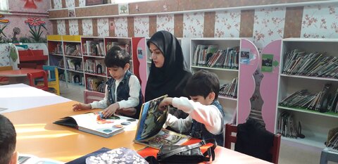 بازدید مادران شاغل در اداره بهزیستی گیلان همراه با فرزندان از کتابخانه تخصصی مادر و کودک «باران رشت»