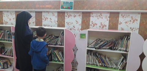 بازدید مادران شاغل در اداره بهزیستی گیلان همراه با فرزندان از کتابخانه تخصصی مادر و کودک «باران رشت»