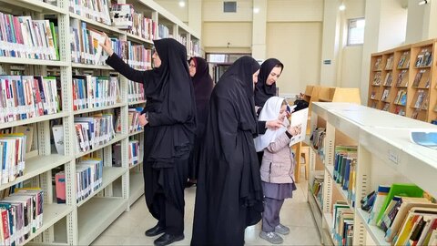 بازدید بانوان شاغل در بهزیستی چالدران و زنان سرپرست خانوار از کتابخانه عمومی شهرستان