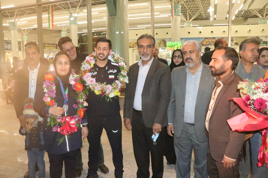 مراسم استقبال از کرمانی های افتخار آفرین تیم ملی فوتسال آقایان و بانوان ناشنوابرگزار شد مراسم استقبال از کرمانی های افتخار آفرین تیم ملی فوتسال آقایان و بانوان ناشنوابرگزار شد