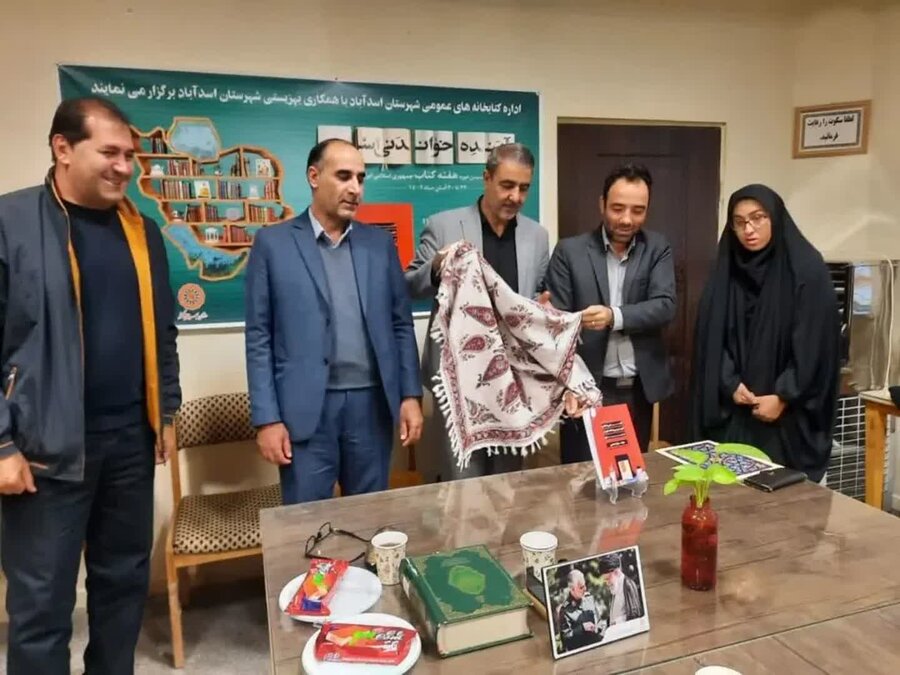 اسد آباد | رو نمایی از کتاب نویسنده توانخواه بهزیستی شهرستان