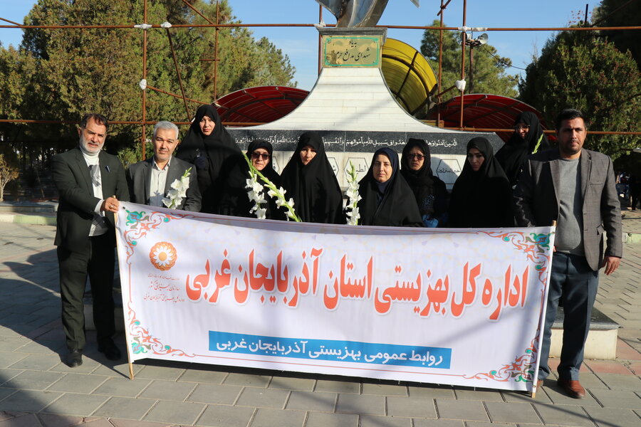 عطر افشانی مزار شهدا به مناسبت هفته بسیج