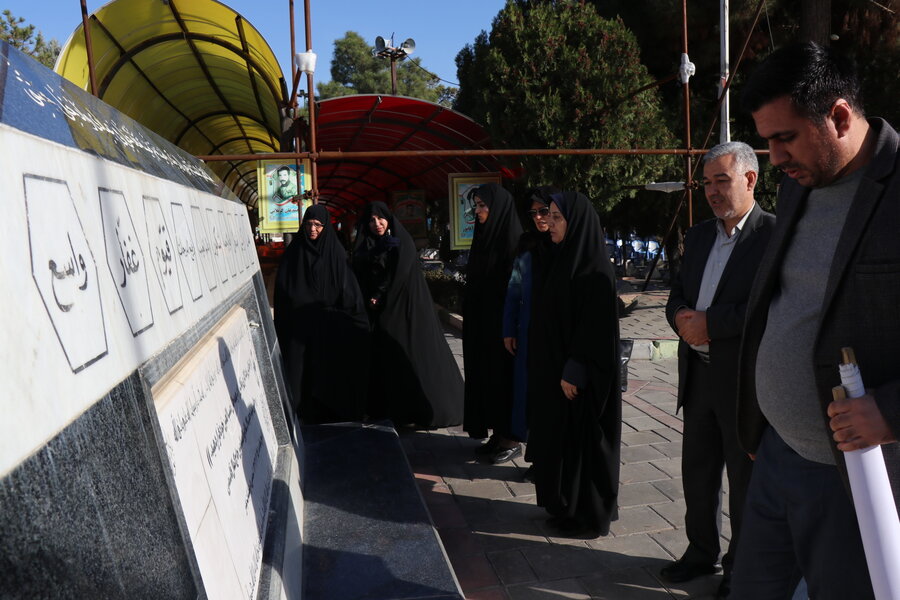 عطر افشانی مزار شهدا به مناسبت هفته بسیج