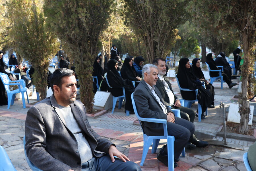 عطر افشانی مزار شهدا به مناسبت هفته بسیج