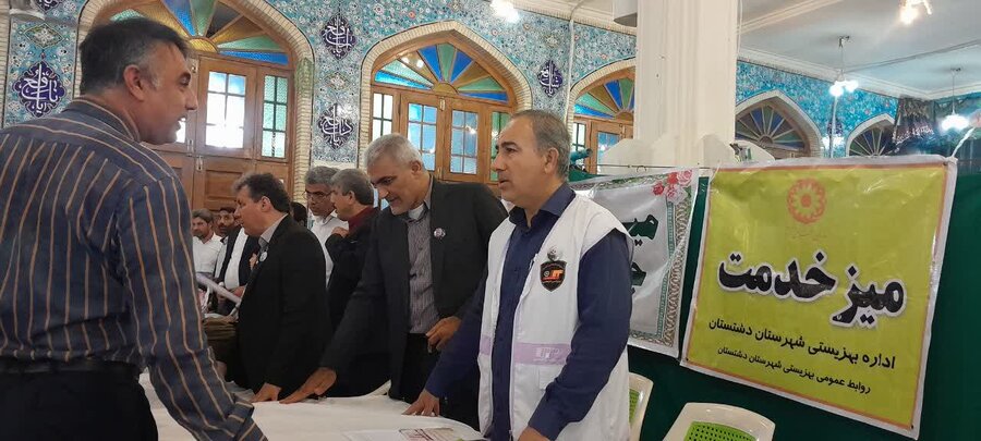 برگزاری میز خدمت بهزیستی دشتستان به مناسبت هفته بسیج در مصلای نماز برازجان
