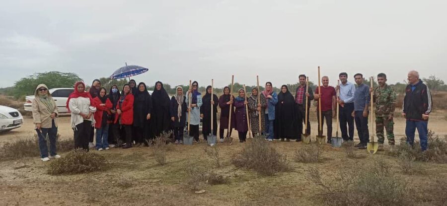 كاشت نهال توسط بازنشستگان و شهروندان ارشد در فضای جنگلی بنه گز شهرستان بوشهر