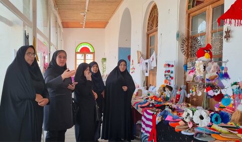 شهرستان بوشهر| برپایی نمایشگاه صنایع دستی و مشاغل خانگی بانوان بسیجی بهزیستی در مدرسه سعادت شهر بوشهر