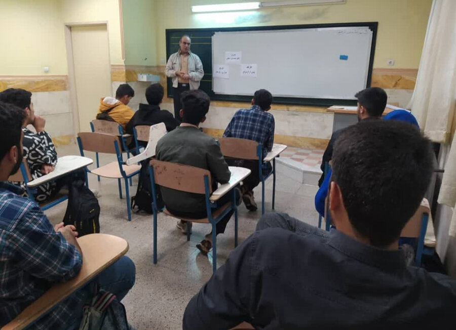 آموزش پیش از ازدواج توسط مدرسین اداره کل بهزیستی البرز در مدارس دخترانه و پسرانه اجرا شد