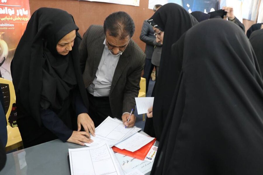 حضور مدیر کل و کارکنان بهزیستی استان کرمان درمیز ارتباطات نماز جمعه حضور مدیر کل و کارکنان بهزیستی استان کرمان درمیز ارتباطات نماز جمعه