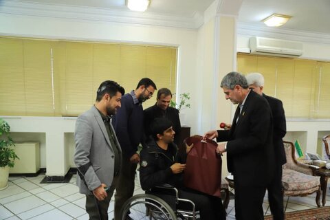 به مناسبت روز جهانی افراد دارای معلولیت برگزار شد|دیدار مدیر کل بهزیستی و جمعی از افراد دارای معلولیت با استاندار فارس