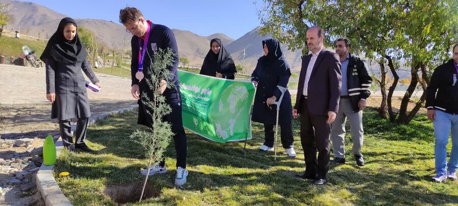 تویسرکان| مراسم کاشت نهال بالندگی توسط مدال آوران بهزیستی تویسرکان