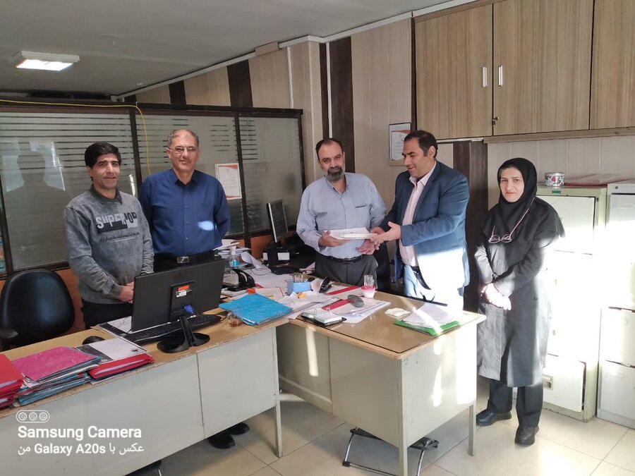 تجلیل از همکار دارای معلولیت حوزه با اهداء لوح تقدیر و کادو