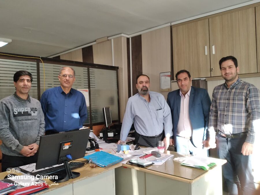 تجلیل از همکار دارای معلولیت حوزه با اهداء لوح تقدیر و کادو