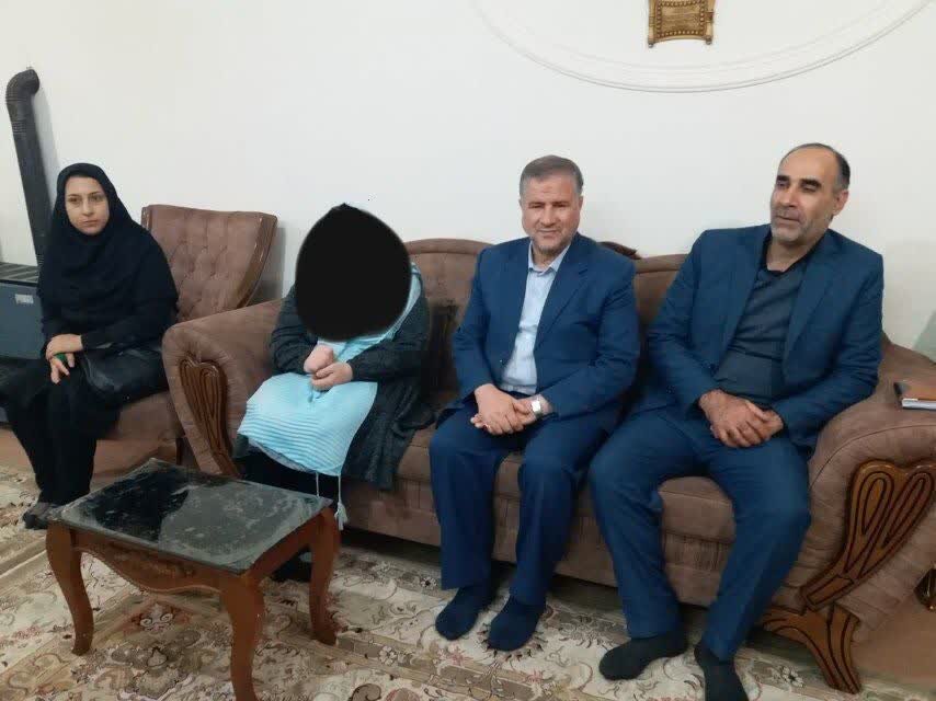 اسدآباد|دیدار با خانواده دارای معلولیت با حضور فرماندار به مناسبت هفته بزرگداشت معلولین