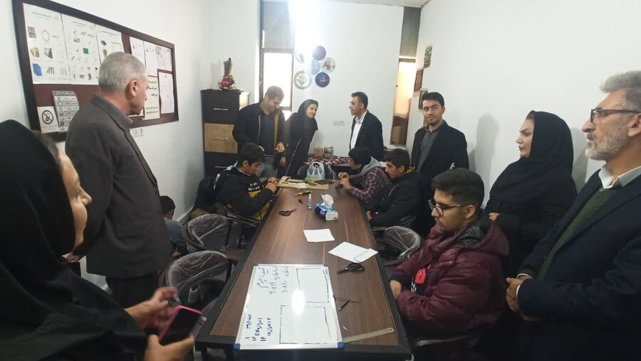 دیدار فرماندار با حرفه آموزان مرکز حرفه آموزی معلولین ژیهات کامیاران
