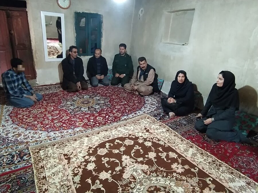 دیدار فرماندار میرآباد و رئیس بهزیستی سردشت و میرآباد با خانواده های تحت حمایت بهزیستی