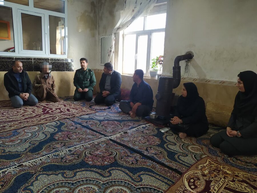 دیدار فرماندار میرآباد و رئیس بهزیستی سردشت و میرآباد با خانواده های تحت حمایت بهزیستی