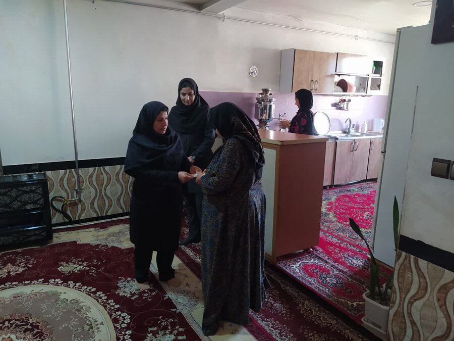 دیدار فرماندار میرآباد و رئیس بهزیستی سردشت و میرآباد با خانواده های تحت حمایت بهزیستی