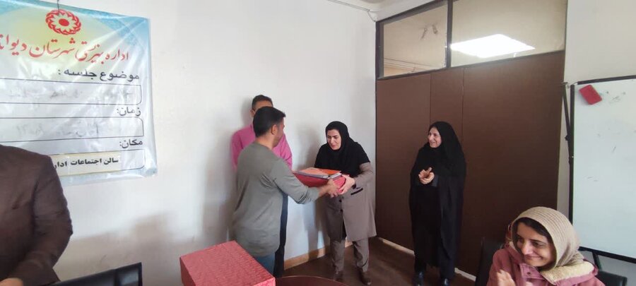 تقدیر از برندگان مسابقات ورزشی در بهزیستی دیواندره