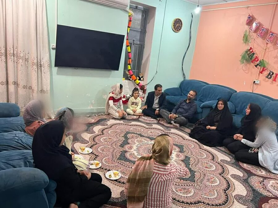 گفتگوی صمیمانه سرپرست بهزیستی استان بوشهر در بازدید از مرکز نگهداری فرزندان شبه خانواده بهزیستی