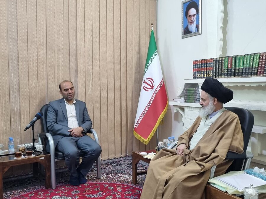 دیدار مدیر کل بهزیستی قم با آیت الله حسینی بوشهری