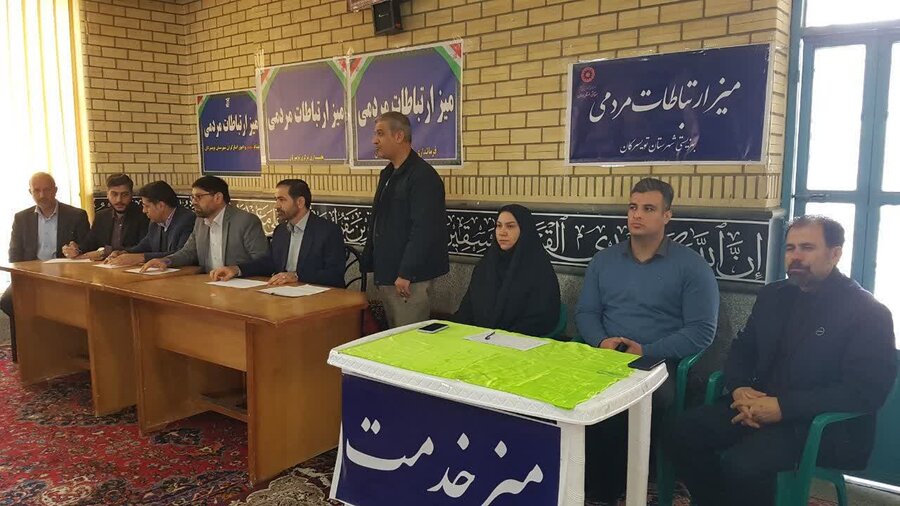 تویسرکان|برگزاری میز خدمت در مصلای نماز جمعه