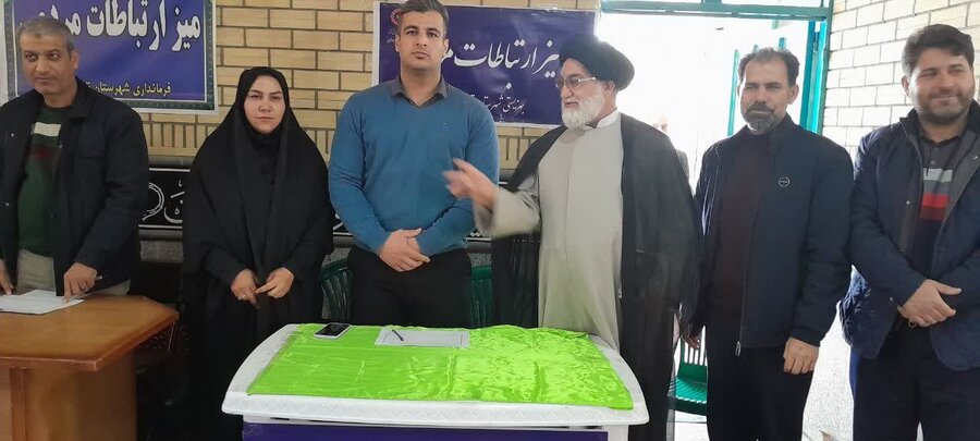 تویسرکان|برگزاری میز خدمت در مصلای نماز جمعه