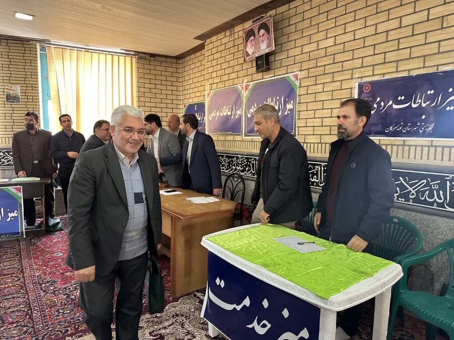 تویسرکان|برگزاری میز خدمت در مصلای نماز جمعه