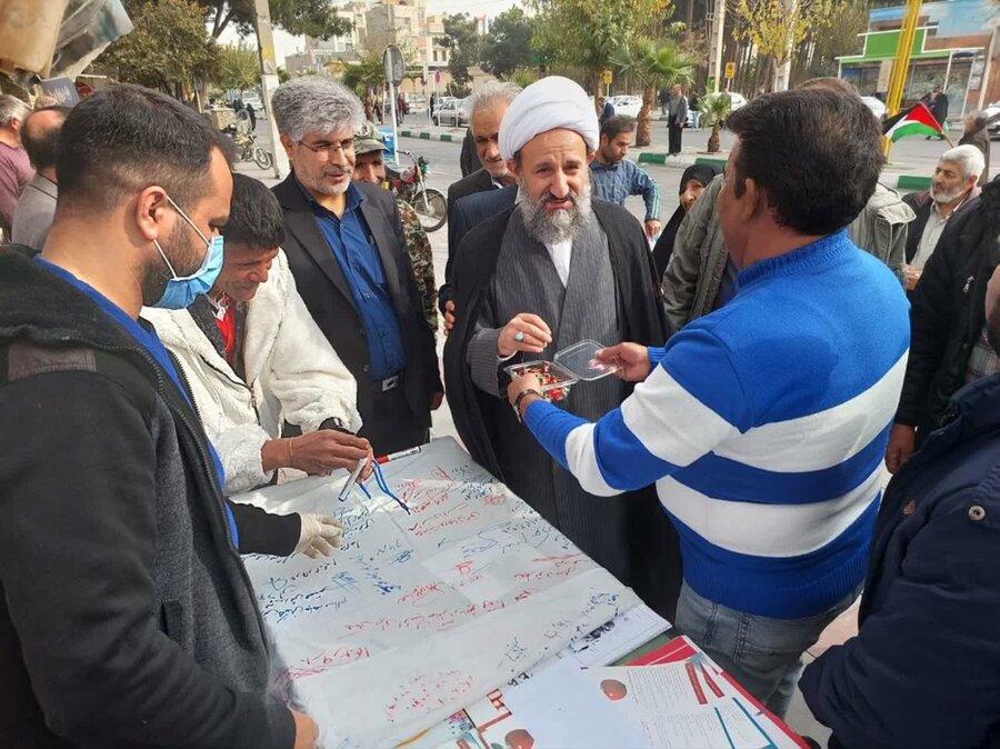 قرچک| برگزاری میزخدمت و پایگاه اطلاع رسانی به مناسبت هفته ایدز در نماز جمعه