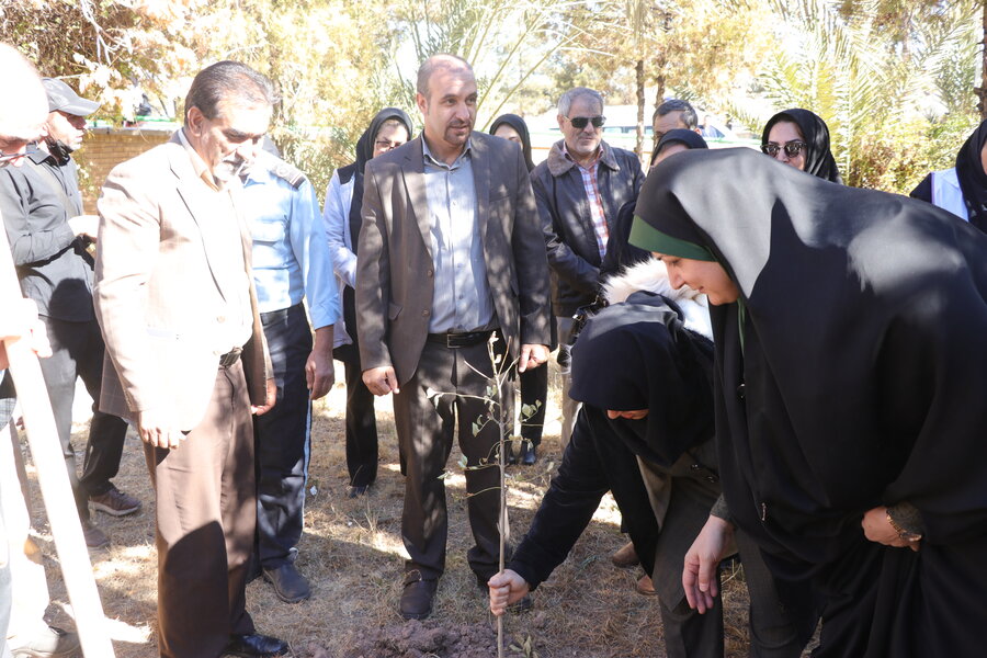 کاشت ۱۱۰ اصله درخ به نام نخبگان دارای معلولیت کاشت ۱۱۰ اصله درخ به نام نخبگان دارای معلولیت