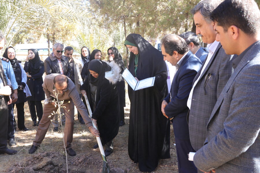 کاشت ۱۱۰ اصله درخ به نام نخبگان دارای معلولیت کاشت ۱۱۰ اصله درخ به نام نخبگان دارای معلولیت