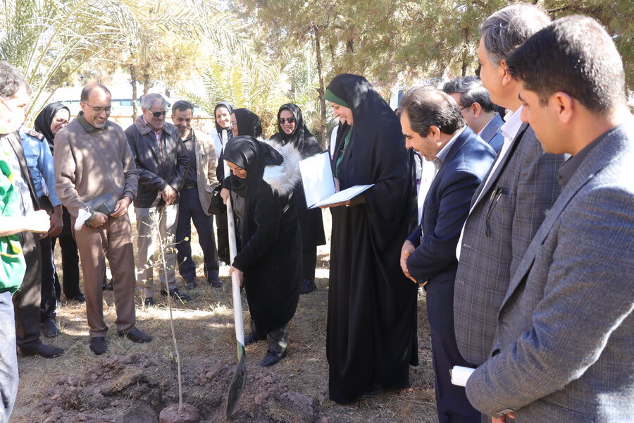 کاشت ۱۱۰ اصله درخ به نام نخبگان دارای معلولیت کاشت ۱۱۰ اصله درخ به نام نخبگان دارای معلولیت