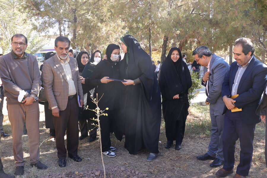 کاشت ۱۱۰ اصله درخ به نام نخبگان دارای معلولیت کاشت ۱۱۰ اصله درخ به نام نخبگان دارای معلولیت