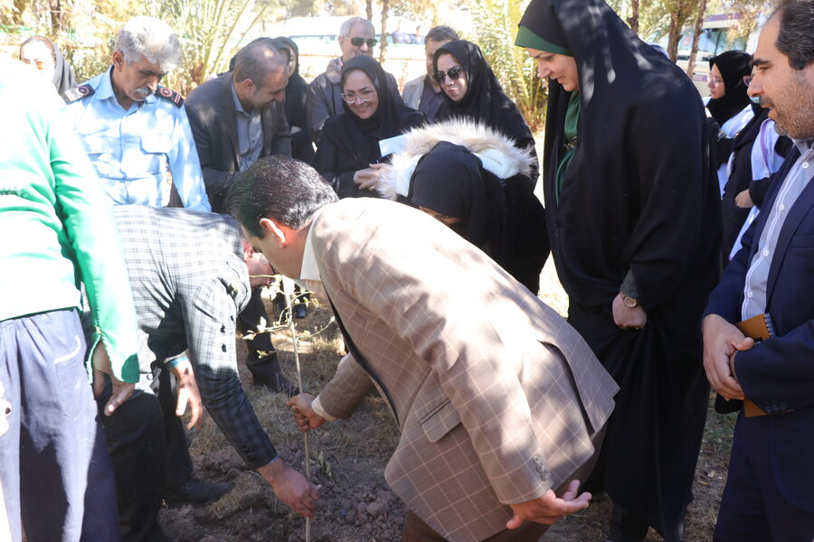 کاشت ۱۱۰ اصله درخ به نام نخبگان دارای معلولیت کاشت ۱۱۰ اصله درخ به نام نخبگان دارای معلولیت