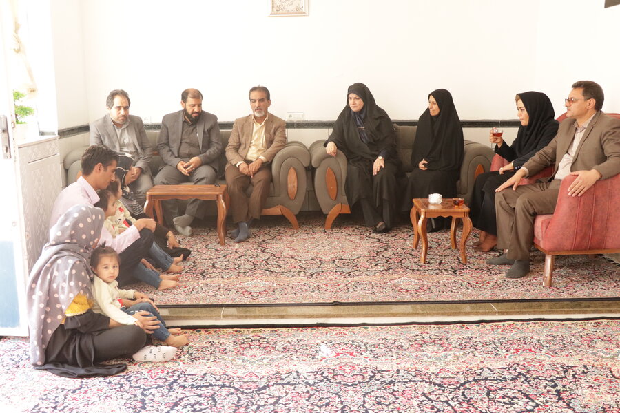 تجلیل از خانواده پذیرای فرزند خوانده دارای معلولیت زرندی تجلیل از خانواده پذیرای فرزند خوانده دارای معلولیت زرندی