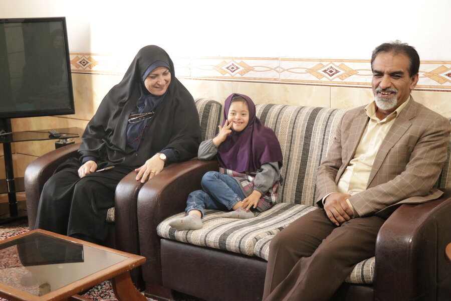 تجلیل از خانواده پذیرای فرزند خوانده دارای معلولیت زرندی تجلیل از خانواده پذیرای فرزند خوانده دارای معلولیت زرندی