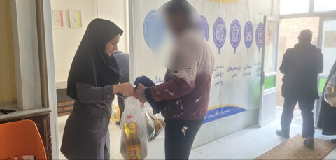 گزارش تصویری| توزیع بسته های معیشتی در آذرشهر