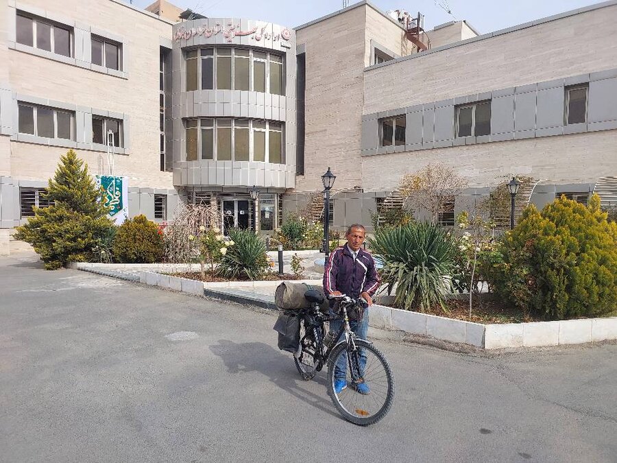 دوچرخه سوار ایرانگرد با پیام مهربانی با افراد دارای معلولیت به بیرجند رسید
