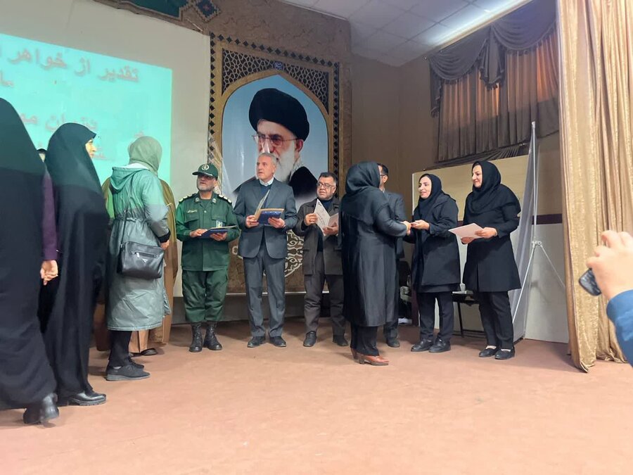 تقدیر از مادران نمونه دارای فرزند معلول در کامیاران