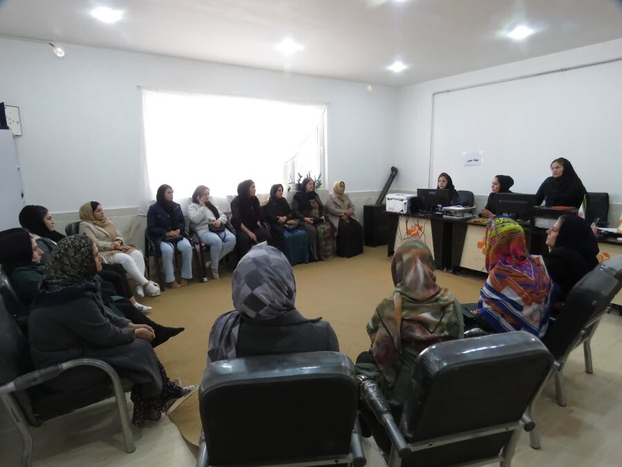 سروآباد/برگزاری گارگاه آموزشی به مناسبت روز زن  